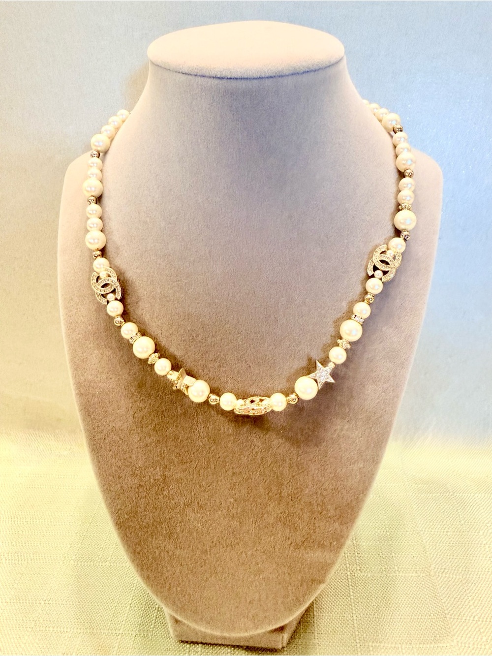 Pearl and Gold Accent Women's Necklace - White Pearls